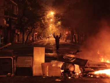 Μάχες κουκουλοφόρων-Aστυνομίας σε Αθήνα & Θεσσαλονίκη - Εισβολή σε κτίριο του ΥΠ.ΠΟ -Στις φλόγες εργοτάξιο του μετρό